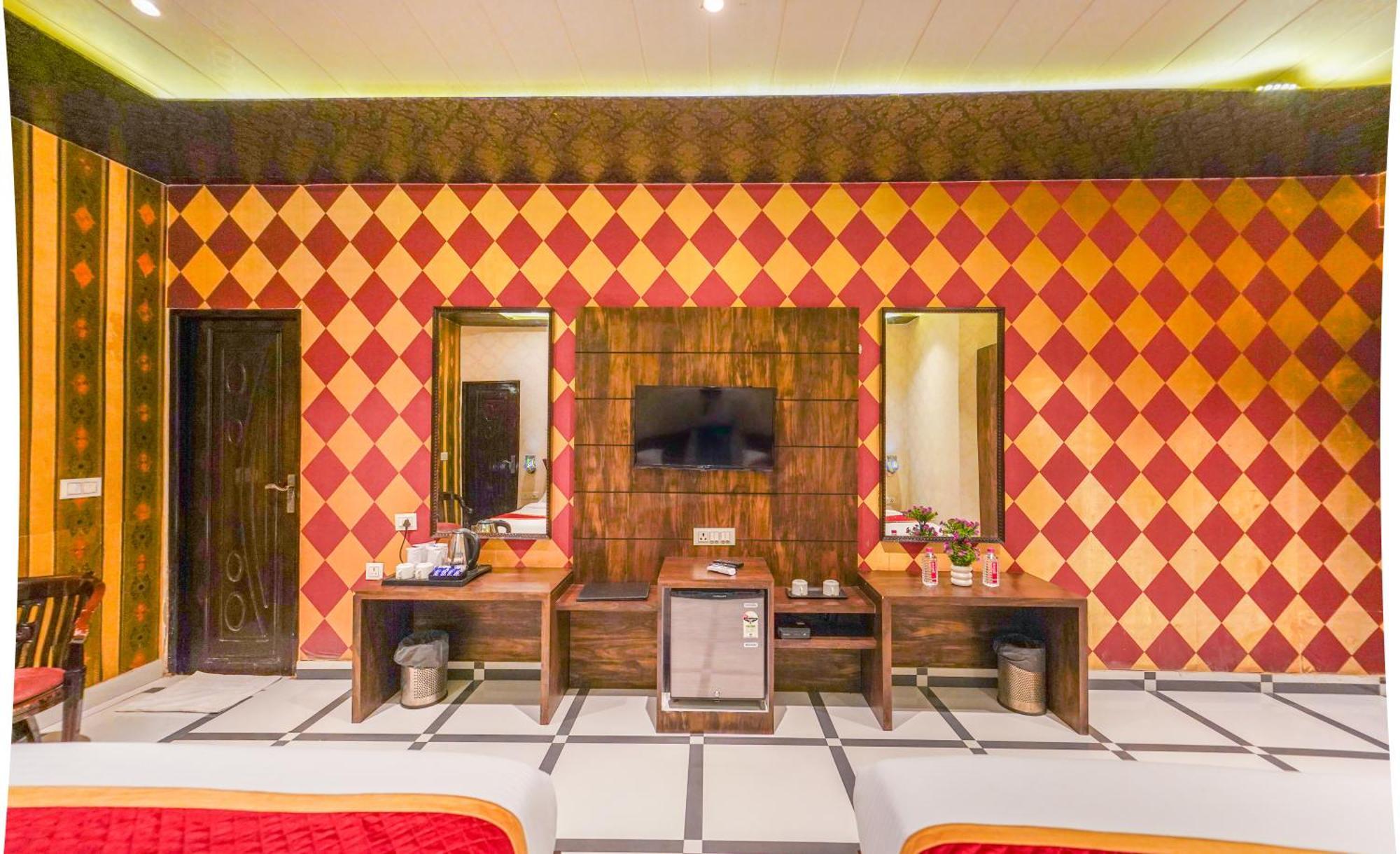 Shiv Rudraksh Resort, Near Assi Ghat — Photos 1